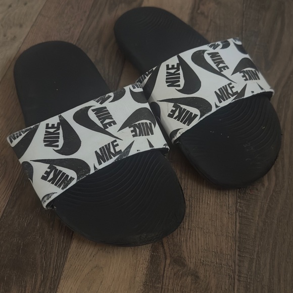 Nike Slides Black & White Men’s size 7.5 - Picture 1 of 2